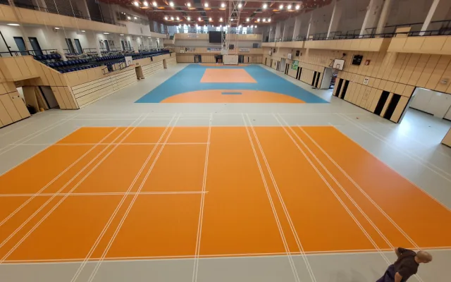 Jablonecká městská hala má novou a moderní palubovku