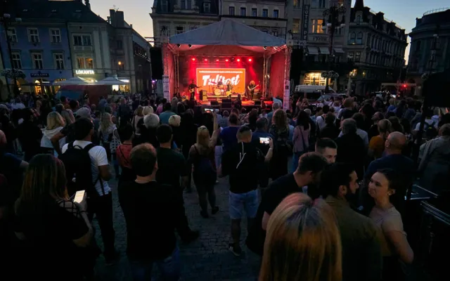 Náměstí před libereckou radnicí bude patřit Tulifest. Láká na soutěž kapel, program pro rodiny i hity Rammsteinů