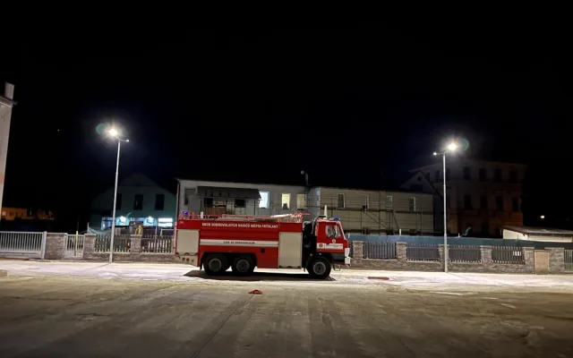 Oprava plochy před hasičárnou ve Frýdlantě finišuje pokládkou asfaltu. Práce uzavřou část Okružní ulice