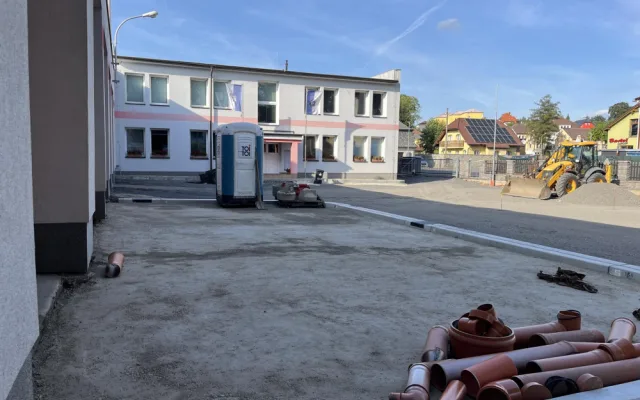 Oprava plochy před hasičárnou ve Frýdlantě finišuje pokládkou asfaltu. Práce uzavřou část Okružní ulice