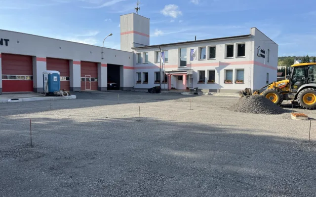 Oprava plochy před hasičárnou ve Frýdlantě finišuje pokládkou asfaltu. Práce uzavřou část Okružní ulice