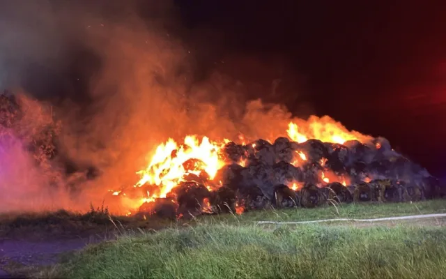 V Bulovce v noci hořelo na 250 balíků sena, cizí zavinění bude zkoumat vyšetřovatel