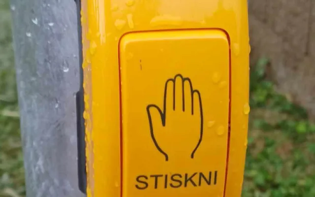 Raspenava nechala u školy instalovat semafor, zaručí bezpečnější přecházení frekventované silnice