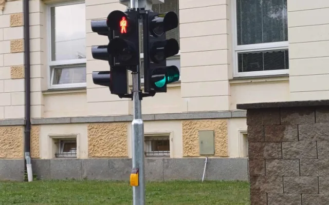 Raspenava nechala u školy instalovat semafor, zaručí bezpečnější přecházení frekventované silnice