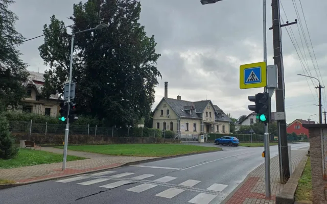 Raspenava nechala u školy instalovat semafor, zaručí bezpečnější přecházení frekventované silnice