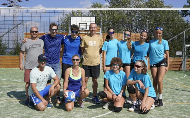 Kapely, soutěže i ukázky hasičů. Na Spáleništi slavnostně otevřeli víceúčelové hřiště