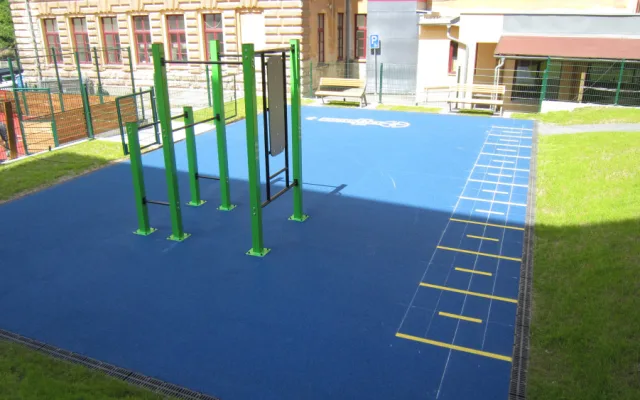 Sportoviště u ZŠ 5. května v Liberci se po 30 letech dočkalo modernizace, děti už tam zase mohou sportovat