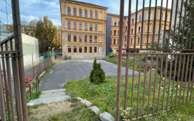 Sportoviště u ZŠ 5. května v Liberci se po 30 letech dočkalo modernizace, děti už tam zase mohou sportovat