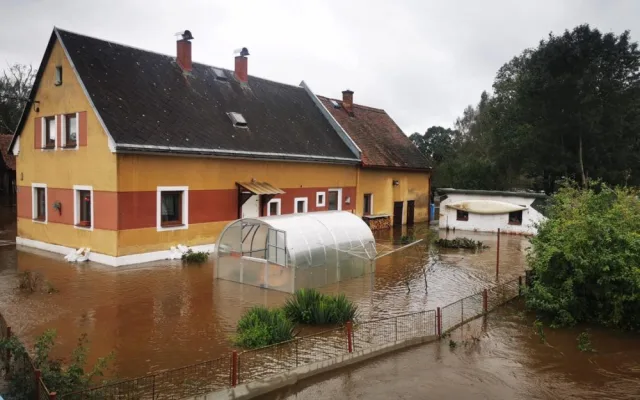 Višňovou voda odřízla, voda se začala vylévat i jinde. Velká voda se přesunuje dál po proudu