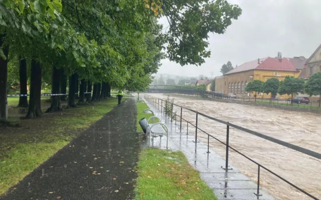 Hladina Smědé rychle stoupá. Starosta Hejnic vyhlásil všeobecnou výstrahu, ve hře je evakuace obyvatel