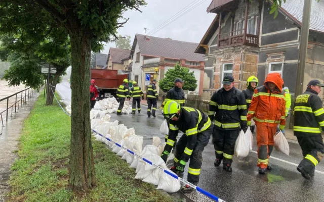 Déšť ustává. V Hejnicích se evakuace odkládá, Smědá ve Frýdlantě je těsně před vylitím