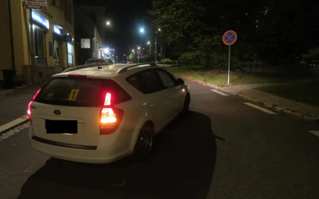 Chodce přecházejícího mimo přechod srazilo auto. Nadýchal čtyři a půl promile