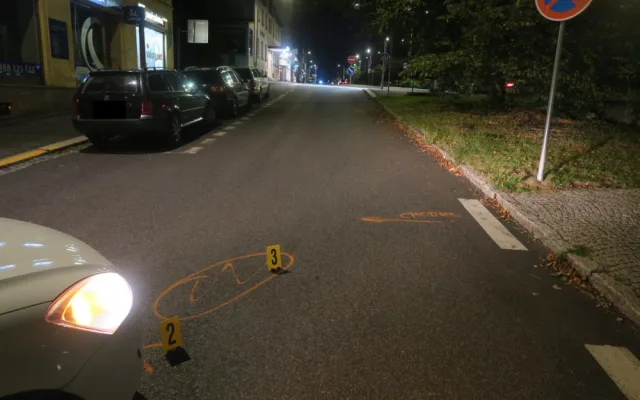 Chodce přecházejícího mimo přechod srazilo auto. Nadýchal čtyři a půl promile