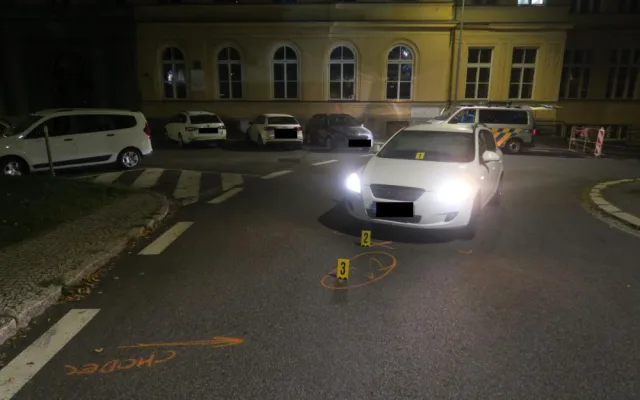 Chodce přecházejícího mimo přechod srazilo auto. Nadýchal čtyři a půl promile