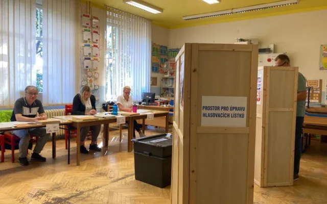 VOLBY 2024: Volební místnosti se otevřely. V Libereckém kraji voliči vybírají z 544 kandidátů, post hejtmana obhajuje Martin Půta