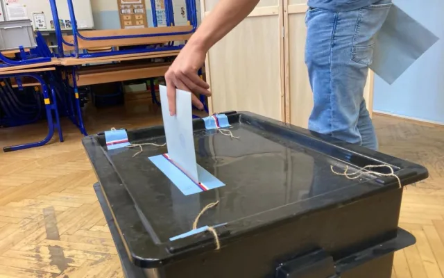 VOLBY 2024: Volební místnosti se otevřely. V Libereckém kraji voliči vybírají z 544 kandidátů, post hejtmana obhajuje Martin Půta