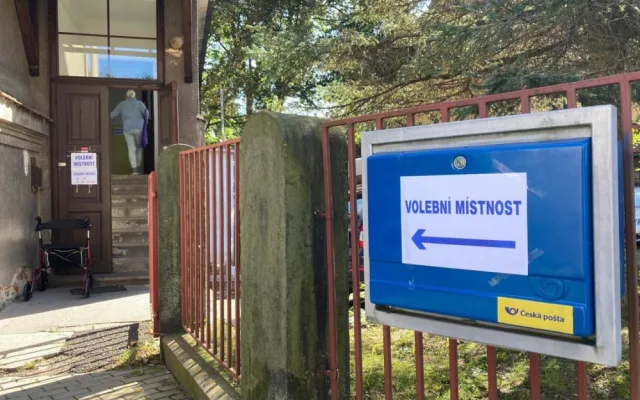 VOLBY 2024: Volební místnosti se otevřely. V Libereckém kraji voliči vybírají z 544 kandidátů, post hejtmana obhajuje Martin Půta