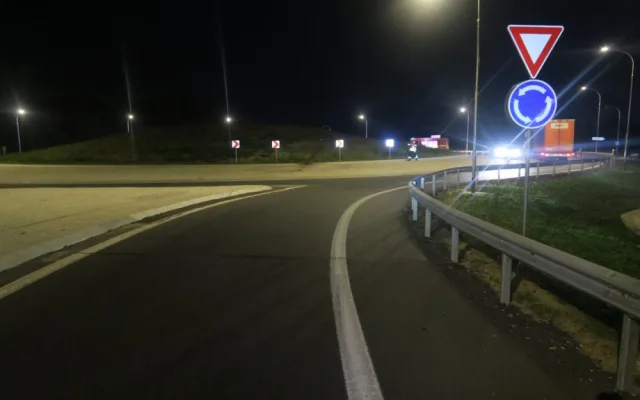 Nový kruháč u Svoru projel rovně. Mladý řidič nadýchal přes dvě promile.