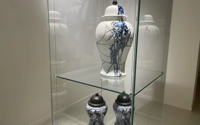 Čínské umění českého původu. V galerii Lázně jsou k vidění malované porcelánové vázy i obraz na hedvábí