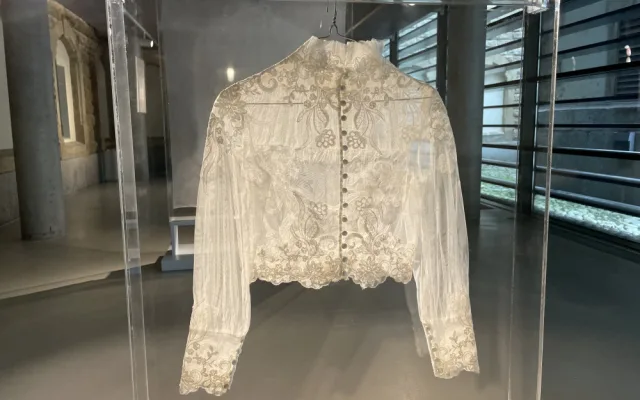 Čínské umění českého původu. V galerii Lázně jsou k vidění malované porcelánové vázy i obraz na hedvábí