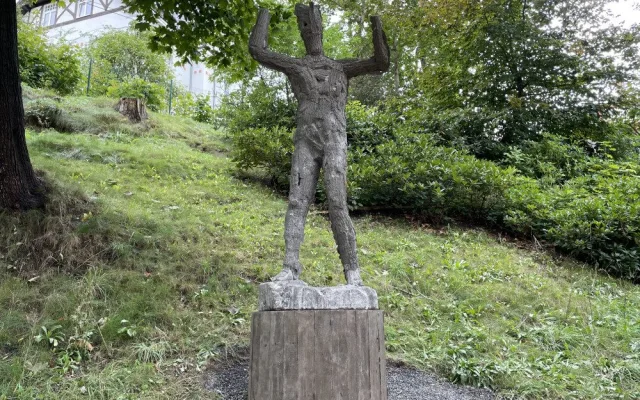 Čínské umění českého původu. V galerii Lázně jsou k vidění malované porcelánové vázy i obraz na hedvábí