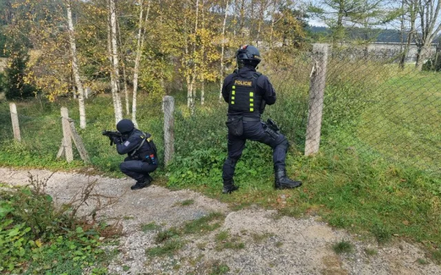 Policisté v Bedřichově zneškodnili střelce a pátrali po ozbrojeném pachateli a pohřešovaných. Vše v rámci taktického cvičení