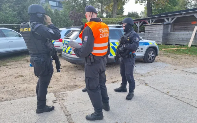 Policisté v Bedřichově zneškodnili střelce a pátrali po ozbrojeném pachateli a pohřešovaných. Vše v rámci taktického cvičení