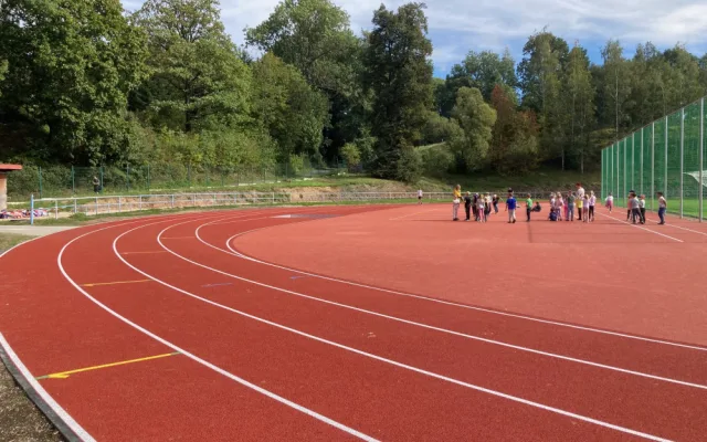 Atletický ovál ve Frýdlantu se proměnil. Škváru nahradil tartan, vzniklo i multifunkční hřiště