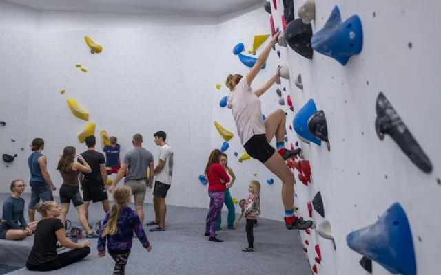Boulderistka Jana Švecová otevřela novou lezeckou halu v Liberci