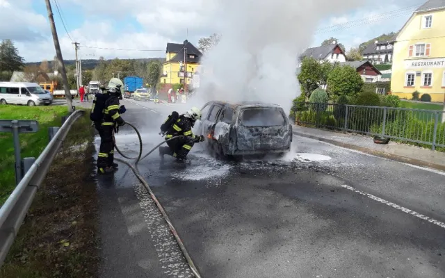 Auto v plamenech a tři zranění, jednoho transportoval do nemocnice vrtulník. To je bilance nehody v Mníšku