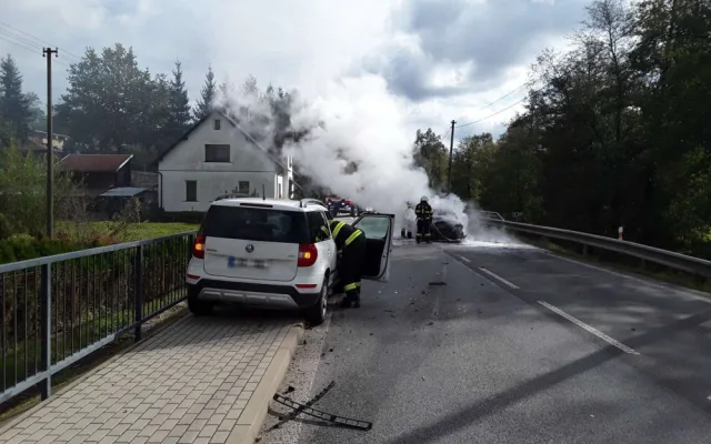 Auto v plamenech a tři zranění, jednoho transportoval do nemocnice vrtulník. To je bilance nehody v Mníšku
