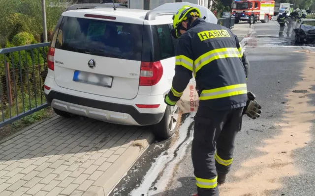 Auto v plamenech a tři zranění, jednoho transportoval do nemocnice vrtulník. To je bilance nehody v Mníšku