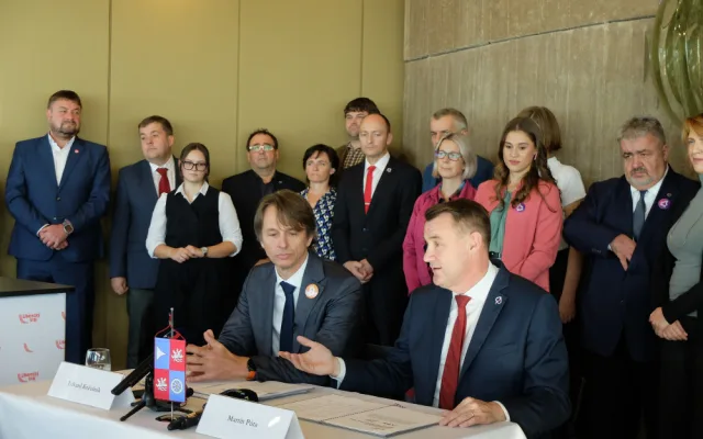 Liberecký kraj povede příští čtyři roky koalice Starostů a Spolu. Jejich zástupci na Ještědu podepsali koaliční smlouvu