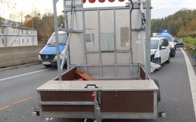 Řidička si na Liberecku nevšimla dopravního značení a způsobila škodu téměř půl milionu korun