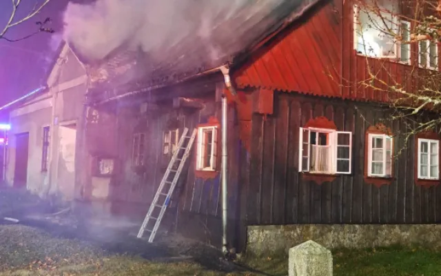 V Lučanech nad Nisou hoří chalupa, na místě zasahují hasiči