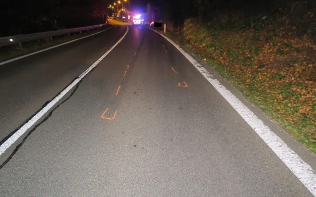 Řidič náklaďáku vjel dna Železnobrodsku do protisměru a zavinil nehodu. Z místa ujel, teď po něm pátrá policie