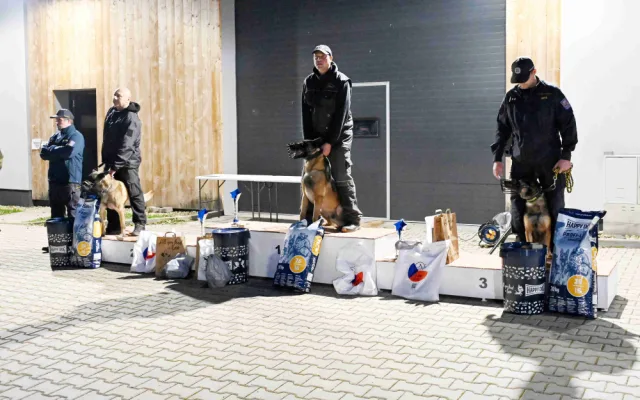 Psovodi vzpomínali kynologickou soutěží i potleskem na kolegu, který zahynul v Afghánistánu