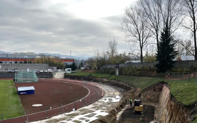 Atletický stadion v libereckém Sport parku prochází rekonstrukcí, obnovy se dočká i fotbalové hřiště