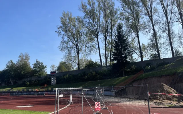 Atletický stadion v libereckém Sport parku prochází rekonstrukcí, obnovy se dočká i fotbalové hřiště