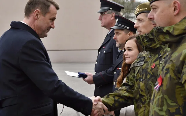 V Den válečných veteránů hejtman vyznamenal zachránce života, vzorné vojáky i hasiče