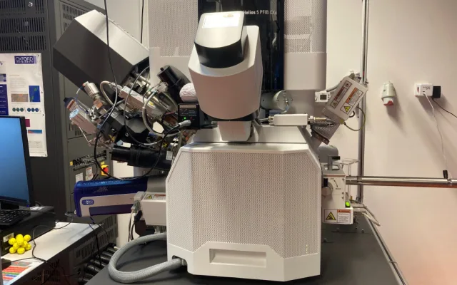 Liberecká univerzita má elitu mezi mikroskopy. Přístroj za 145 milionů se dostane i pod povrch a nabízí 3D pohled na vzorek