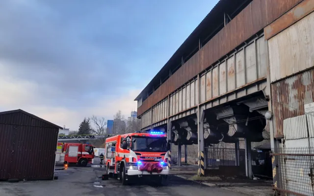 V Liberci hořel uhelný prach v uhelném skladu v Košické ulici. Hasiči nasadili výškovou techniku