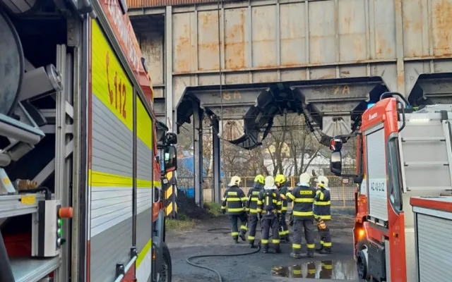 V Liberci hořel uhelný prach v uhelném skladu v Košické ulici. Hasiči nasadili výškovou techniku