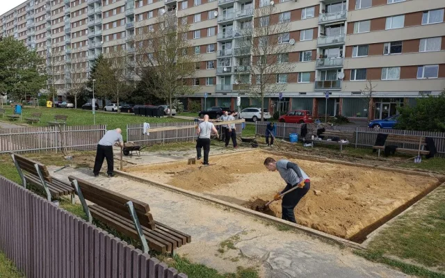 Odsouzení z liberecké věznice pomáhají ve městě. Pracovali na opravě hřiště u Hokejky nebo na likvidaci černé skládky