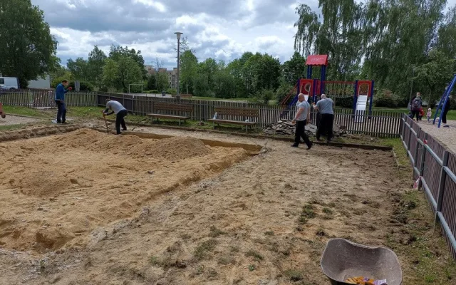 Odsouzení z liberecké věznice pomáhají ve městě. Pracovali na opravě hřiště u Hokejky nebo na likvidaci černé skládky
