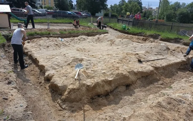 Odsouzení z liberecké věznice pomáhají ve městě. Pracovali na opravě hřiště u Hokejky nebo na likvidaci černé skládky