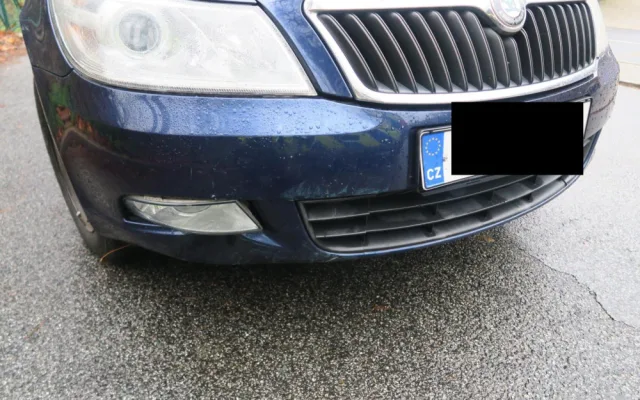 Auto se před pekařstvím ve Smržovce samo rozjelo. Přejelo frekventovanou silnici a narazilo do plotu