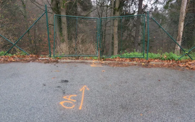 Auto se před pekařstvím ve Smržovce samo rozjelo. Přejelo frekventovanou silnici a narazilo do plotu