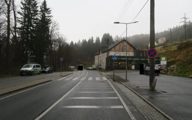 Auto se před pekařstvím ve Smržovce samo rozjelo. Přejelo frekventovanou silnici a narazilo do plotu