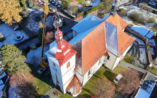 Na kostel sv. Bartoloměje v Hrádku se po restaurování vrátila vrcholová makovice s křížem